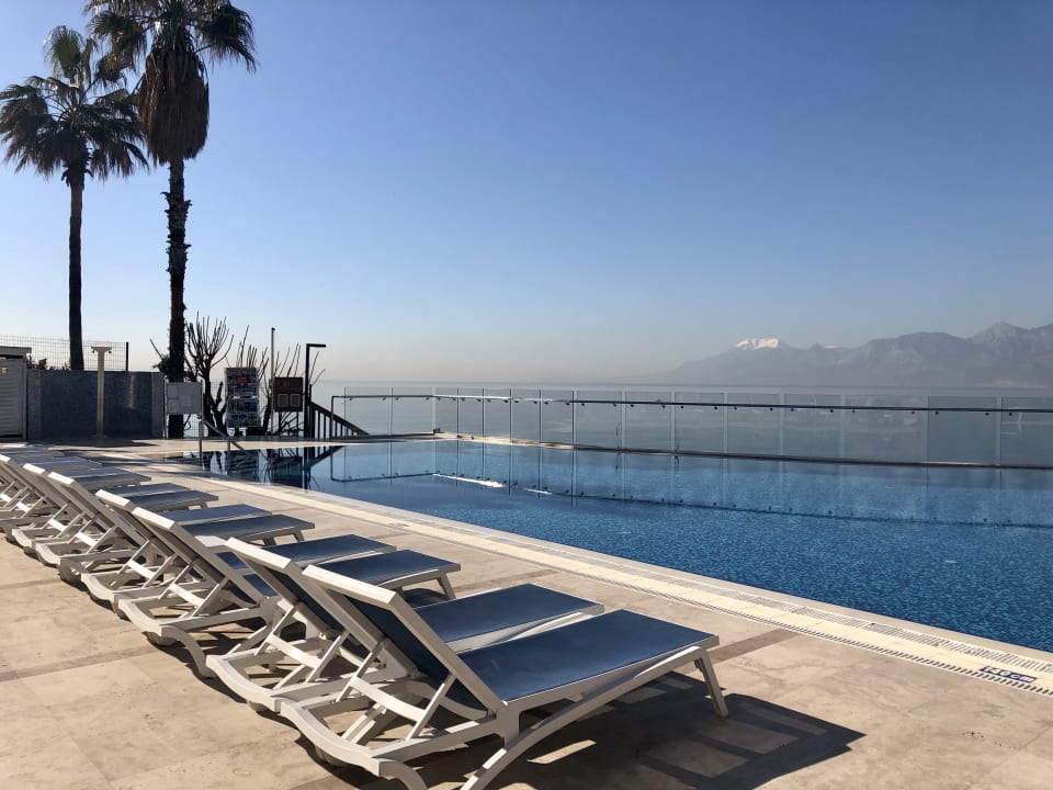 Pool Ramada Plaza by Wyndham Antalya