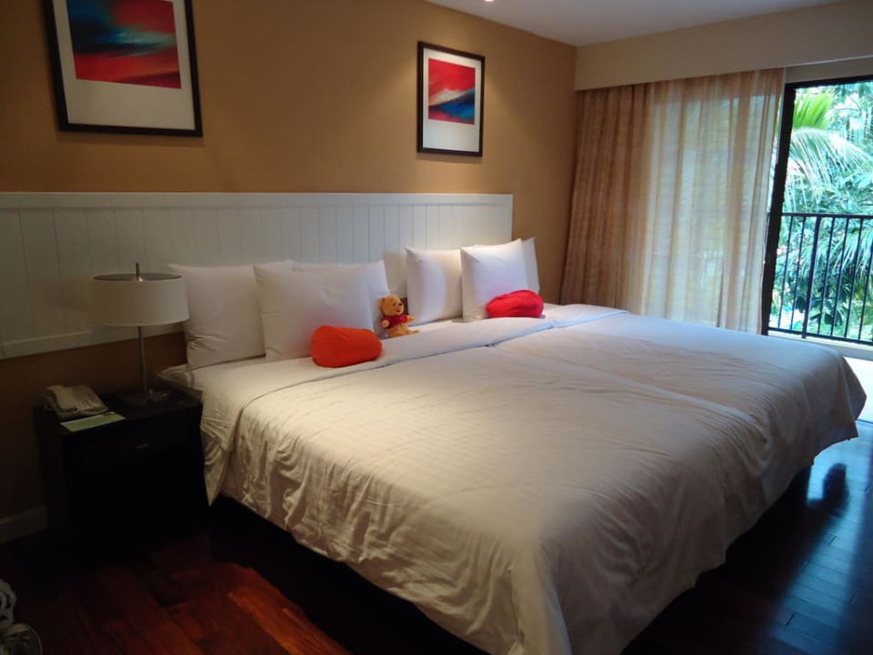 Unser riesiges Bett Holiday Inn Resort Phuket Surin Beach by IHG