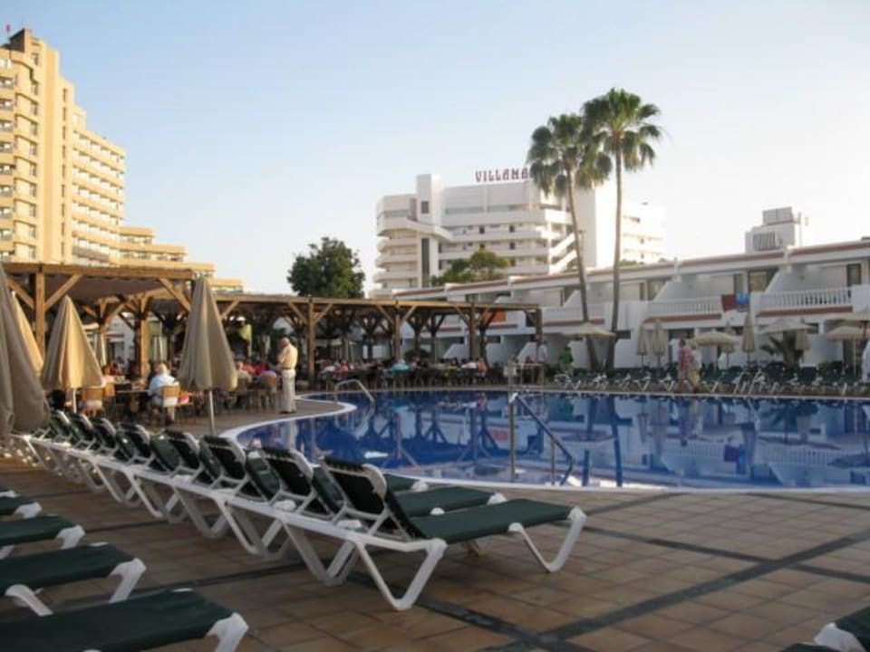 Blick zum Pool und Bühnenbereich allsun Hotel Los Hibiscos