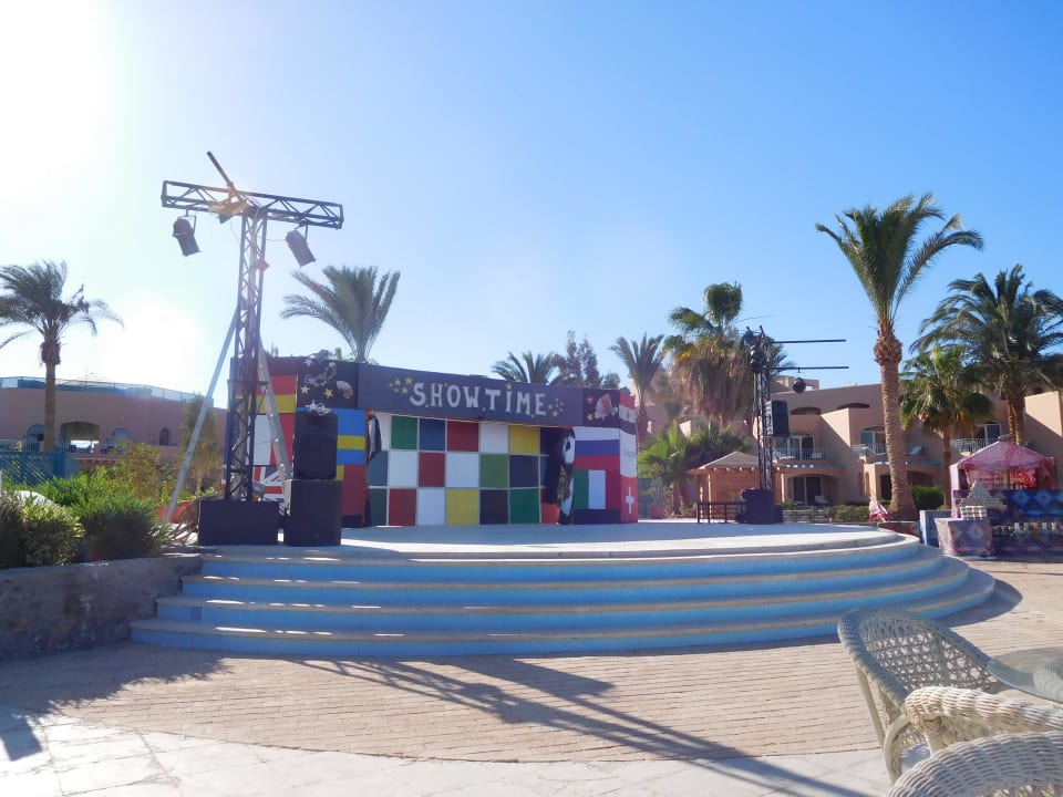 Bühne neben Pool Club Paradisio El Gouna, Red Sea