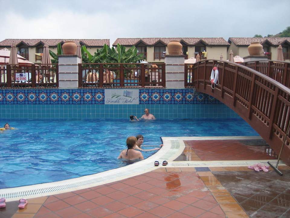 Linker Teil der Poolanlage NoxInn Club