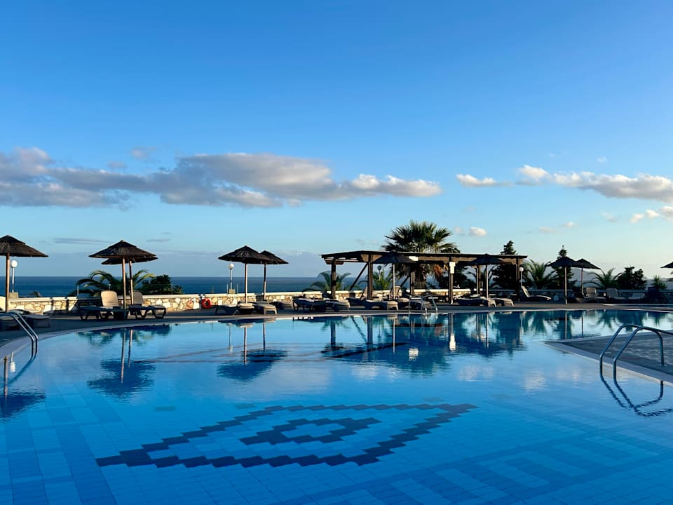 Pool Grand Blue Beach Hotel