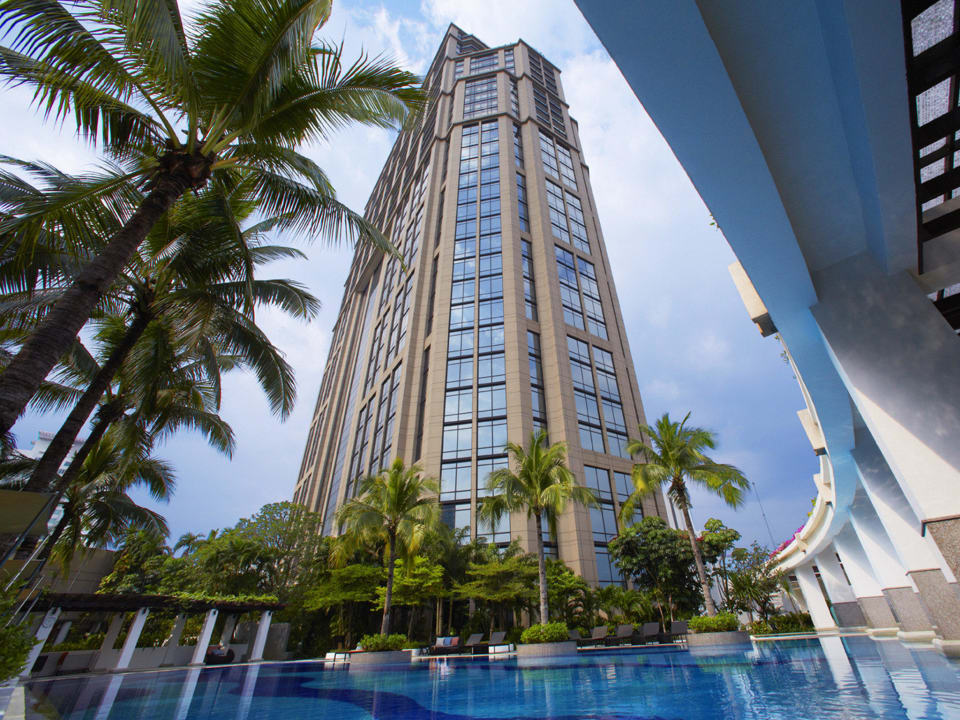 Hotel Exterior Emporium Suites by Chatrium