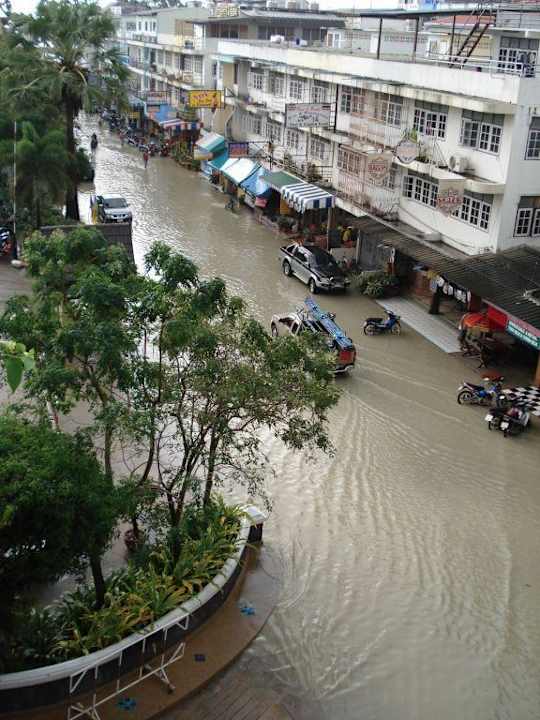 Ausblick vom Pool auf die Straße vorm Hotel Hotel Jomtien Thani