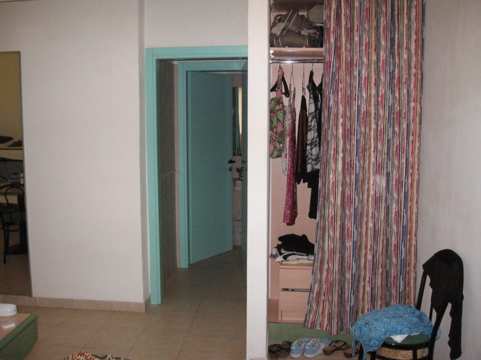 Kleiderschrank im Schlafzimmer Hotel Alle Dune Club