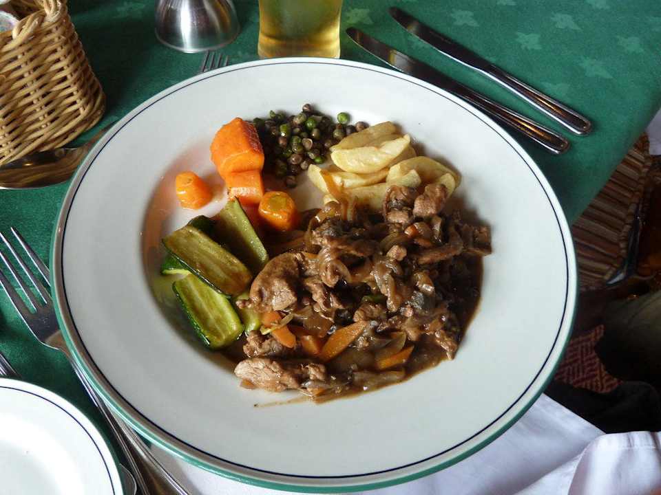 Menüwahl mittags, lecker Hotel Serena Mountain Lodge