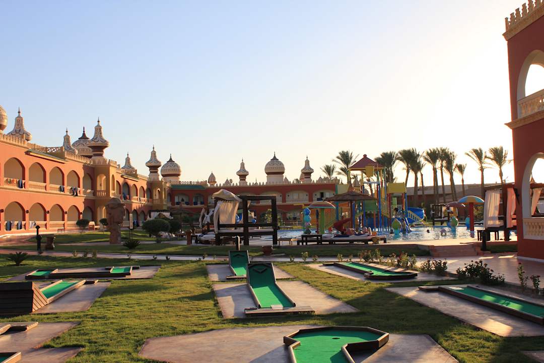 Golfspielplatz vor 800. Bereich Pickalbatros Alf Leila Wa Leila Resort - Neverland Hurghada