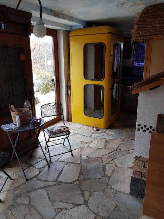 Die Telefonzelle ist eine Dusche im Wellnessbereich Schwarzwaldhotel-Gasthof Hirsch