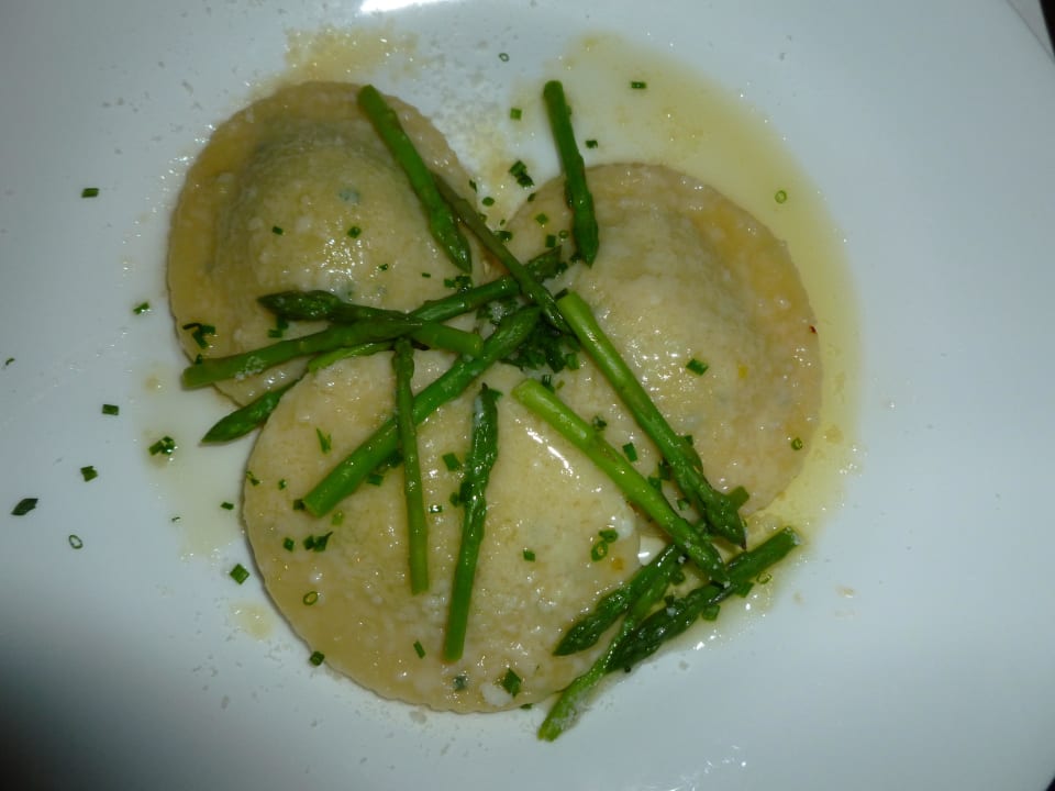 Vorspeise - Kartoffeltäschchen mit Lachs/Spargel Hotel Alpenheim Charming & Spa