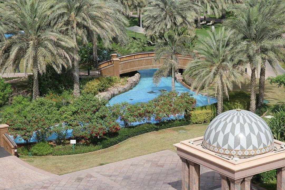 Blick vom Balkon,ein Teil der Westpool-Anlage  Emirates Palace Mandarin Oriental