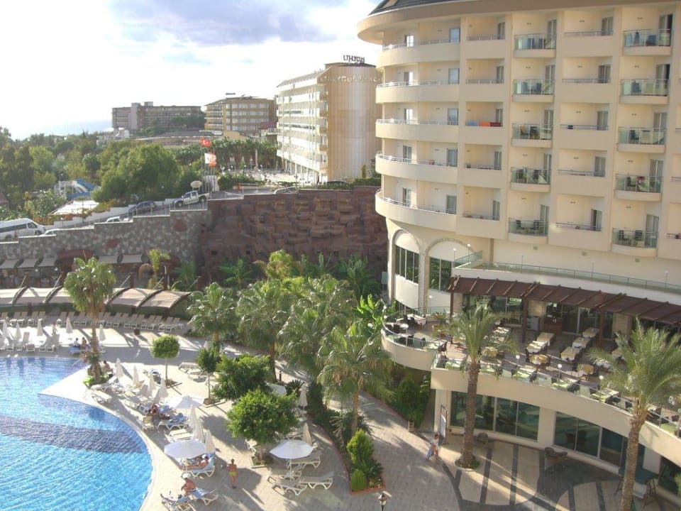 Pool und Außenansicht von oben Saphir Resort & Spa