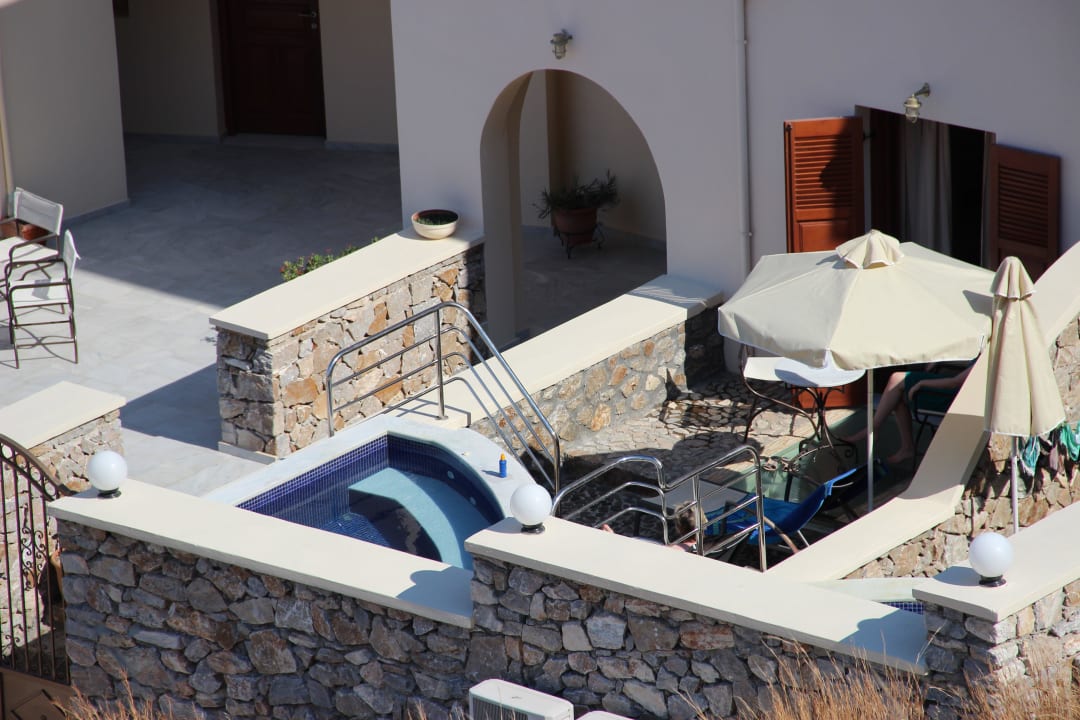 Jacuzzi in einem der unteren Zimmer Hotel Epavlis