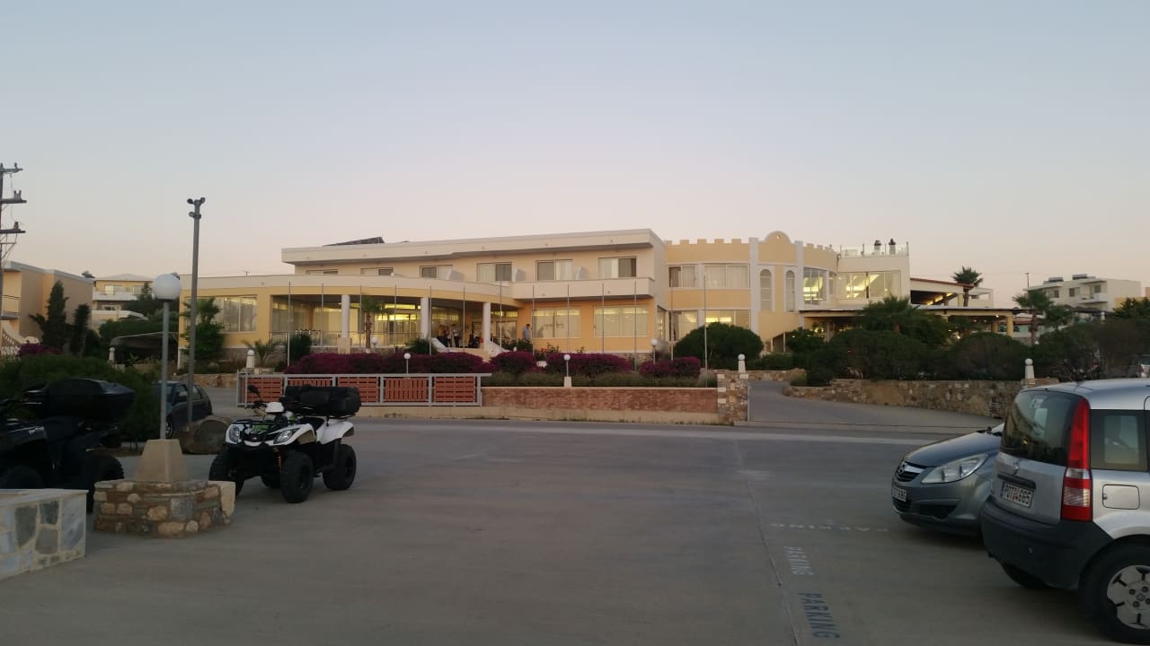 Außenansicht Hotel Kouros Palace