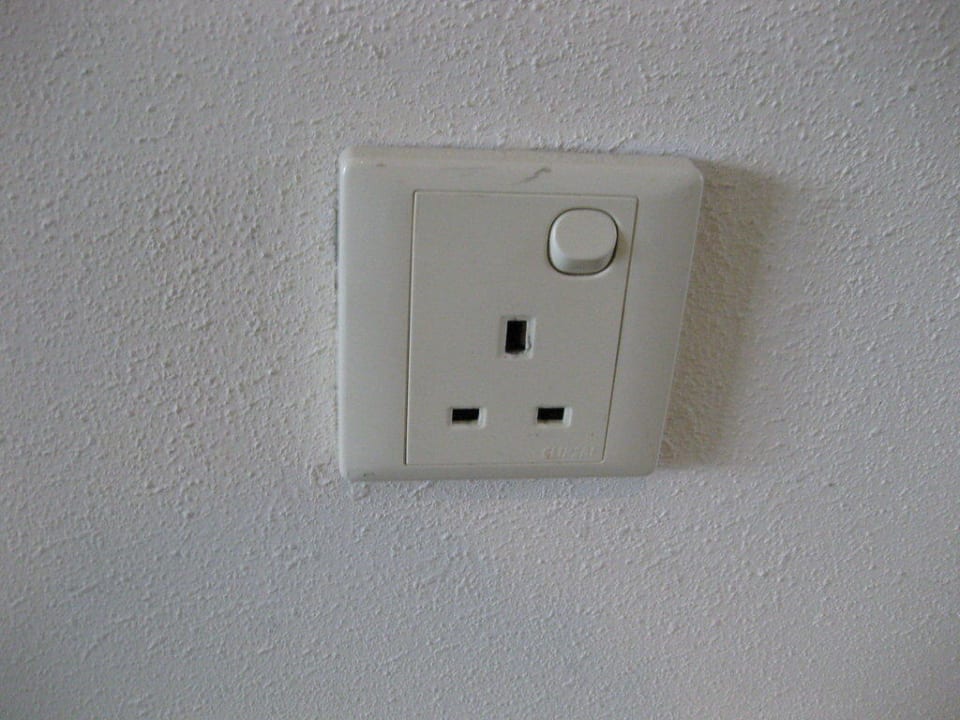 Steckdosen im Hotel Hotel Le Meridien Al Aqah Beach Resort