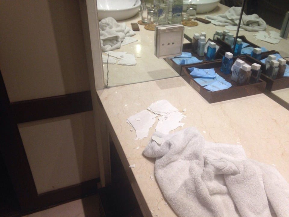 Runter gekommener Deckenputz Waschplatz Novotel Bali Benoa Hotel