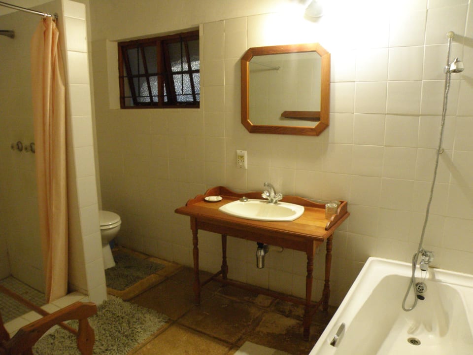 Das Badezimmer mit Dusche und Vollbad Hotel Hamilton Parks Country Lodge