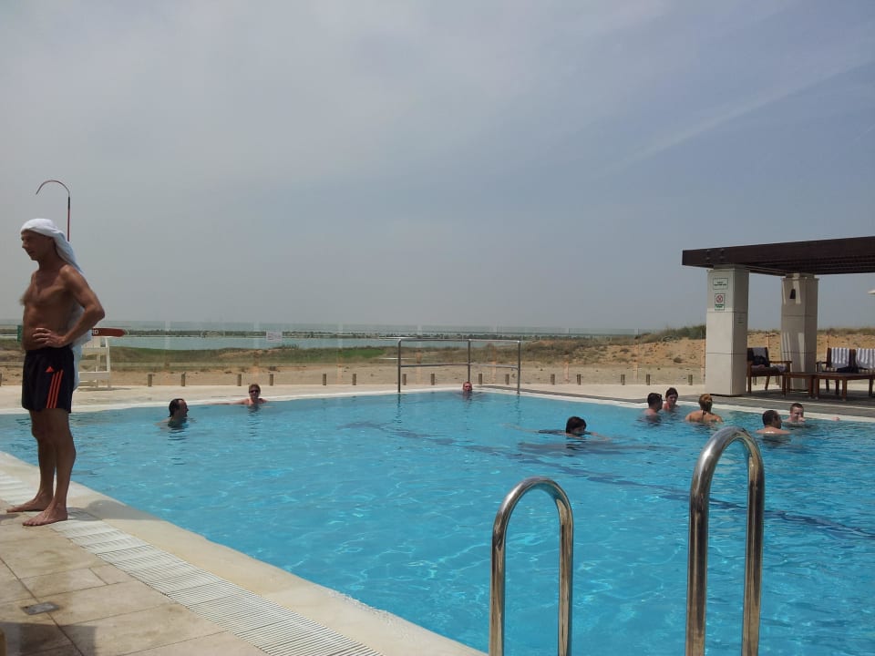 Pool, Ausblick auf Abu Dhabi Stadt Crowne Plaza Hotel Yas Island