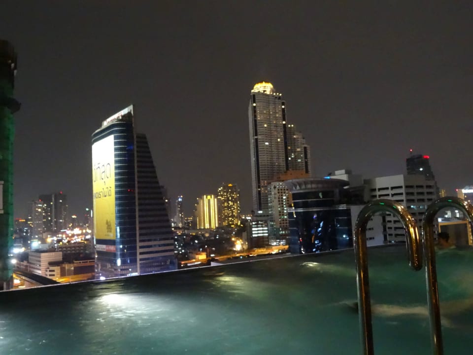 Pool bei Nacht Eastin Grand Hotel Sathorn