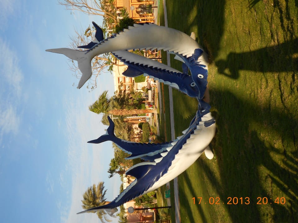 Скульптуры у отеля Beach Albatros Resort