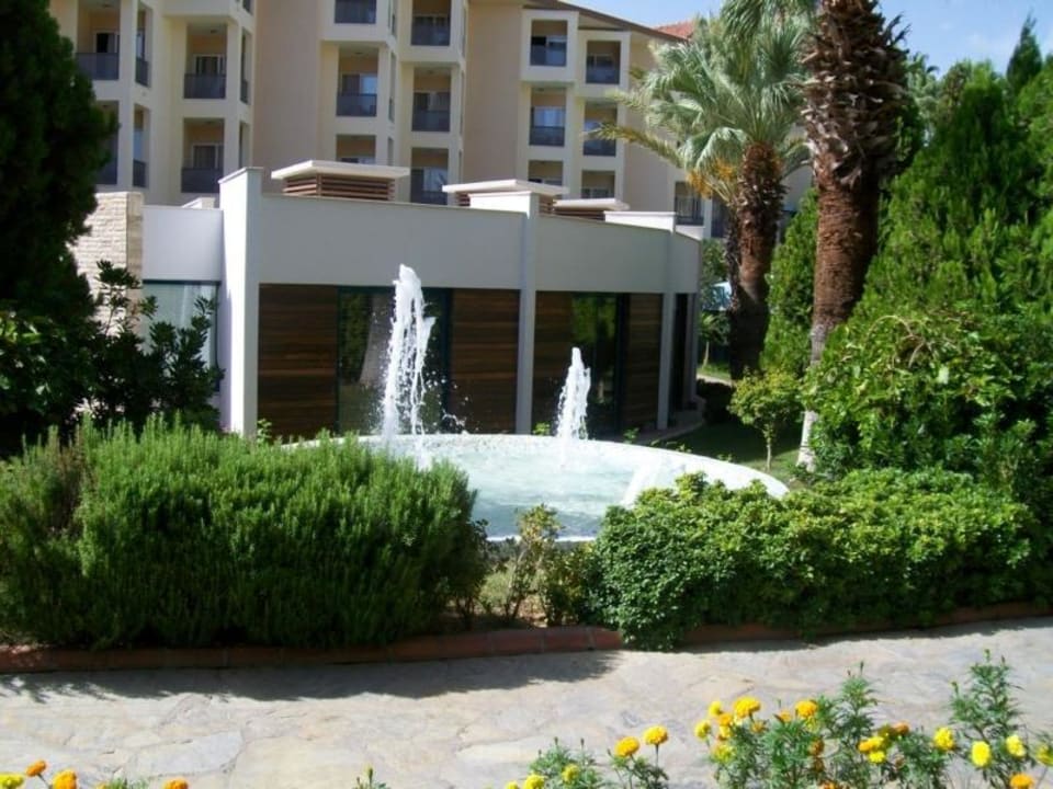 Springbrunnen im Garten Le Jardin Resort