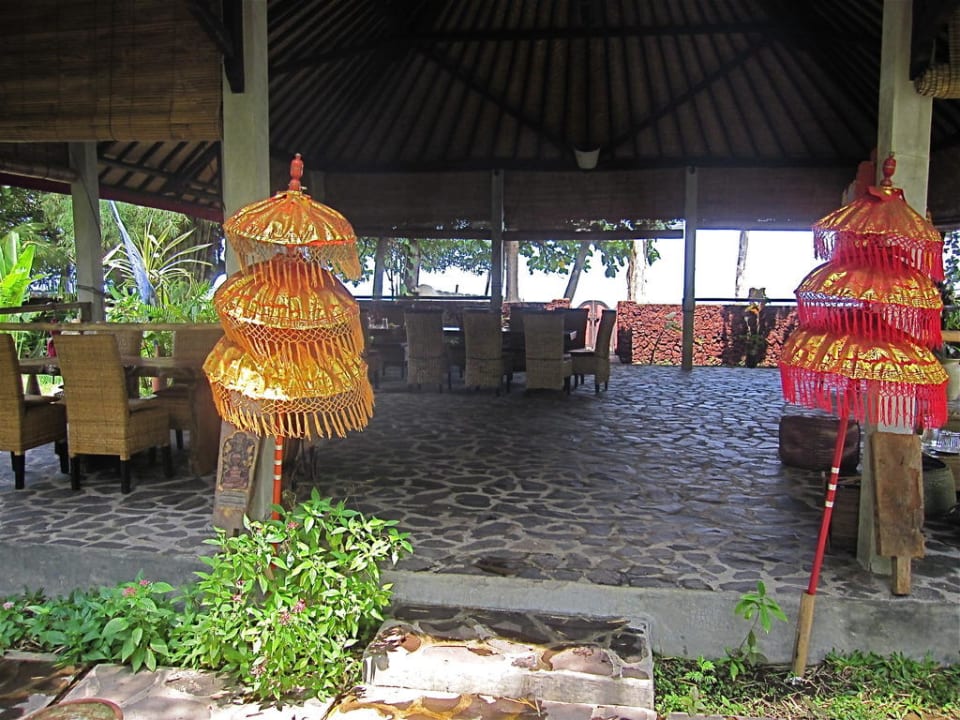 Großer Bale, offenes Restaurant Cili Emas Oceanside Resort