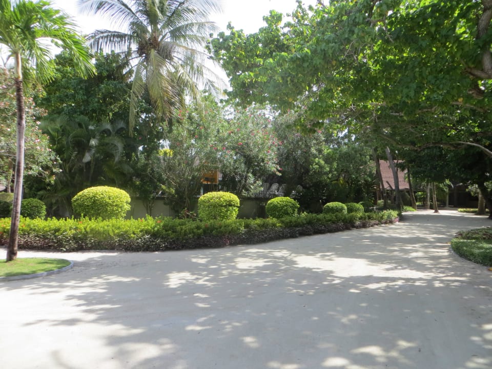 Unterwegs in der Gartenanlage Adaaran Select Hudhuran Fushi - Premium All Inclusive