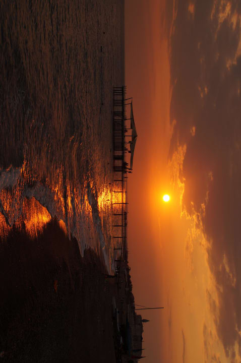 Sonnenuntergang mit Wellen am Strand Selectum Family Comfort Side