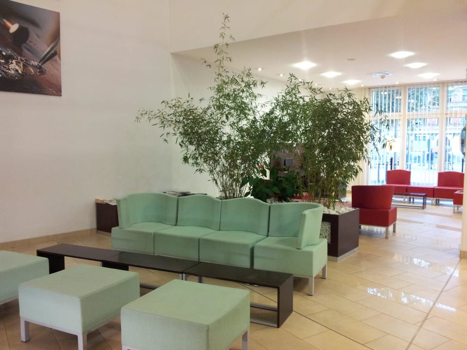 Sitzmöglichkeiten in der Lobby Hotel Mercure Graz City