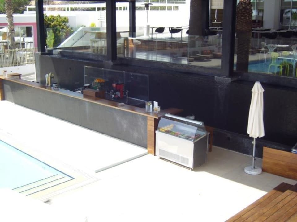 Poolbar mit Wasserfall im Hintergrund Napa Mermaid Hotel & Suites