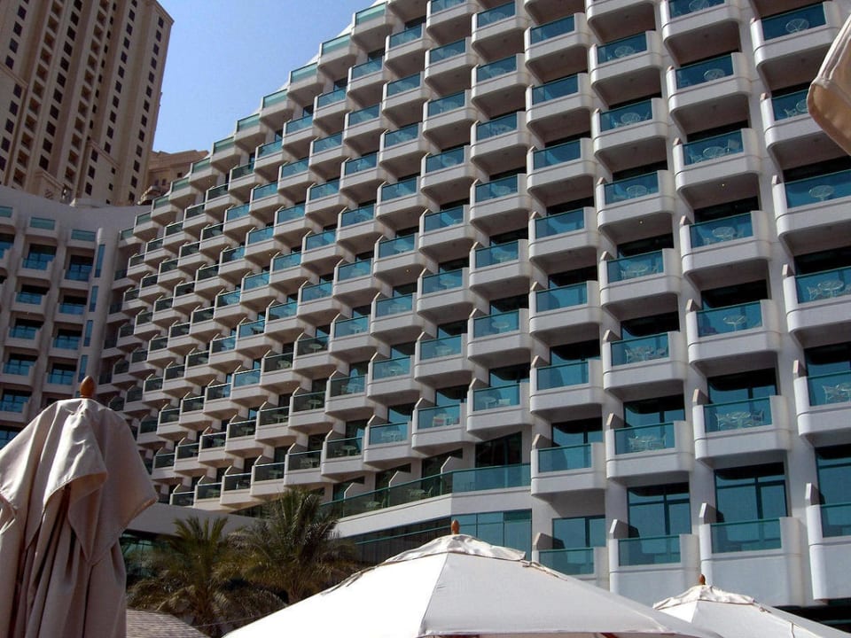 Seitenansicht vom Pool Hilton Dubai Jumeirah