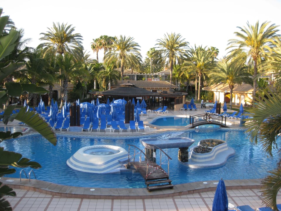 Hauptpool und im Hintergrund Poolbar Suites & Villas by Dunas