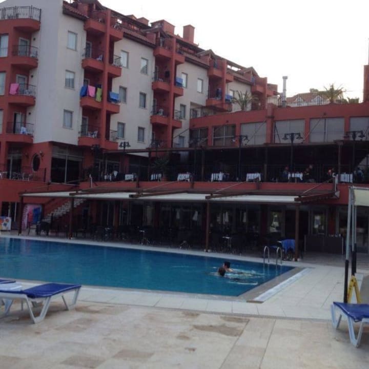 Hotel mit Pool am Morgen Royal Atlantis Beach Hotel