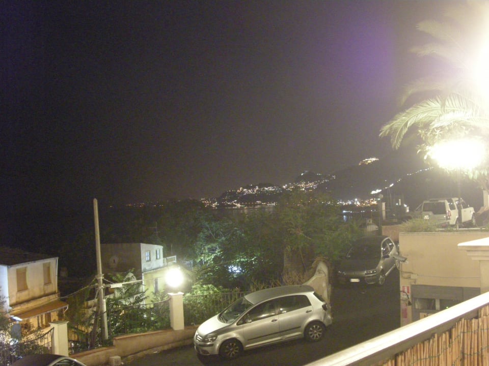 Widok z hotelu nocą Capo dei Greci Taormina Coast Resort Hotel & Spa