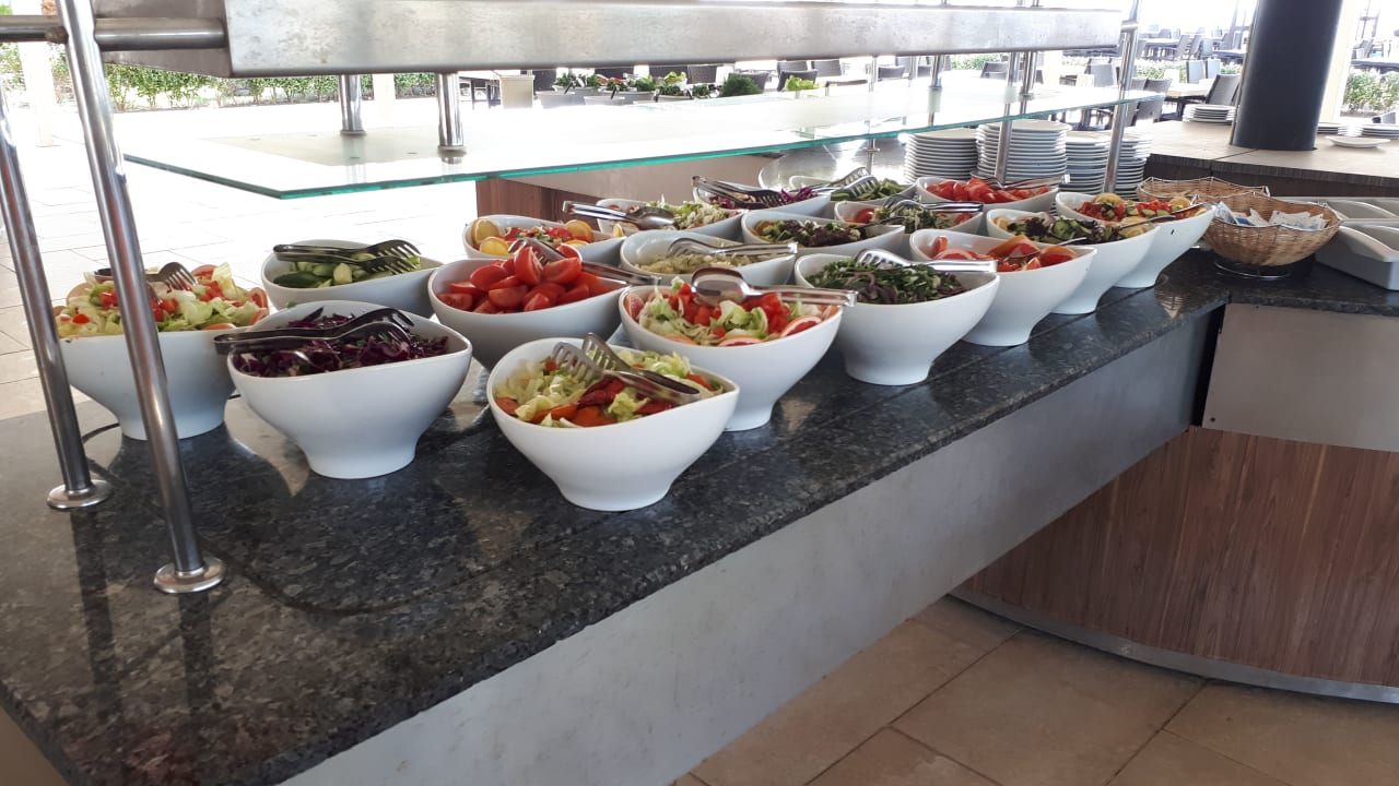 Das ist nur der Mittagssnack am Meer Calimera Serra Palace