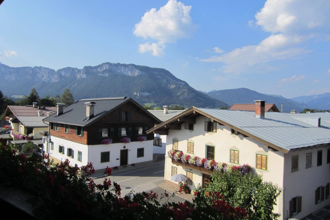Auf St. Johann und die Berge Hotel Theresia Garni