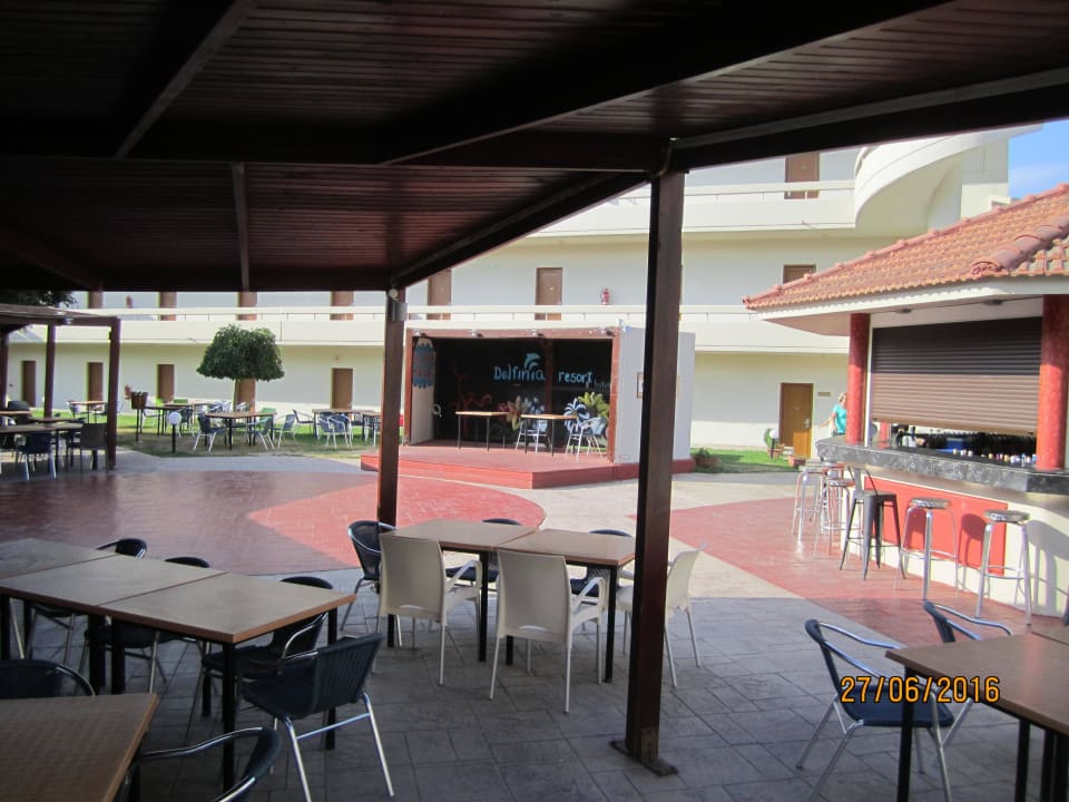 Aussenterasse mit Bühne und Poolbar. Delfinia Resort
