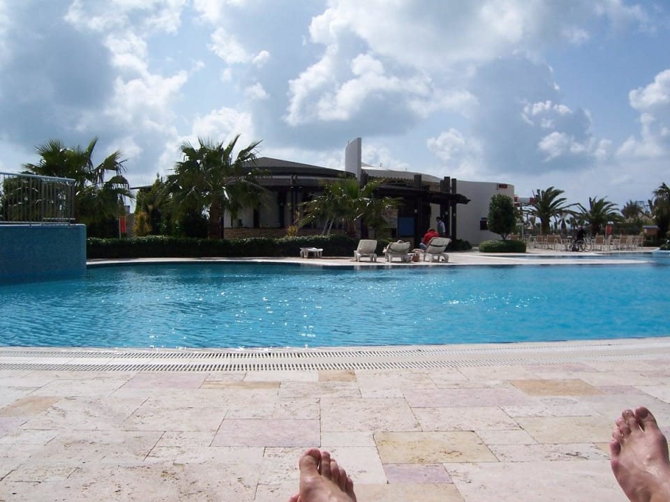 Pool mit Poolbar im Hintergrund Melas Lara Hotel