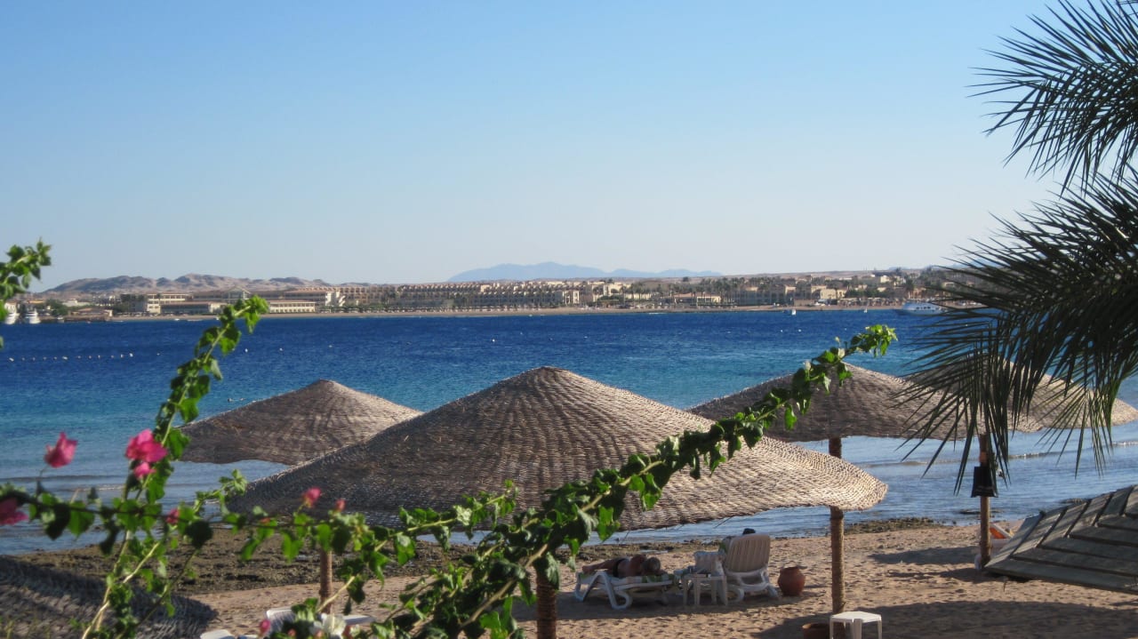 Gesamte Anlage von der anderen Buchtseite Cleopatra Luxury Resort Makadi Bay
