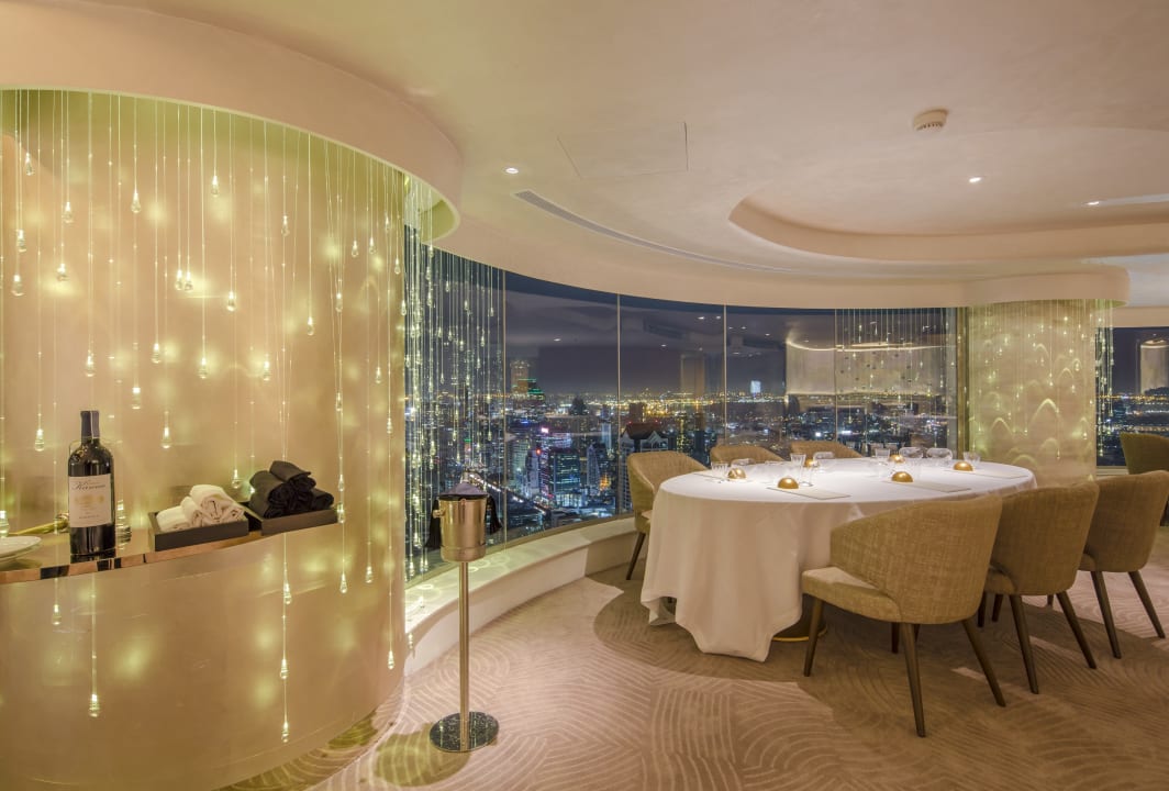 Gastro Tower Club At Lebua