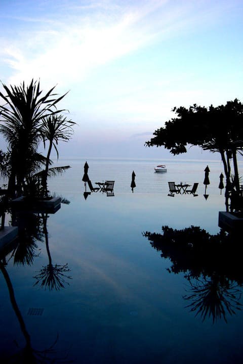 Pool bei Dämmerung Anantara Rasananda Koh Phangan -  Villas