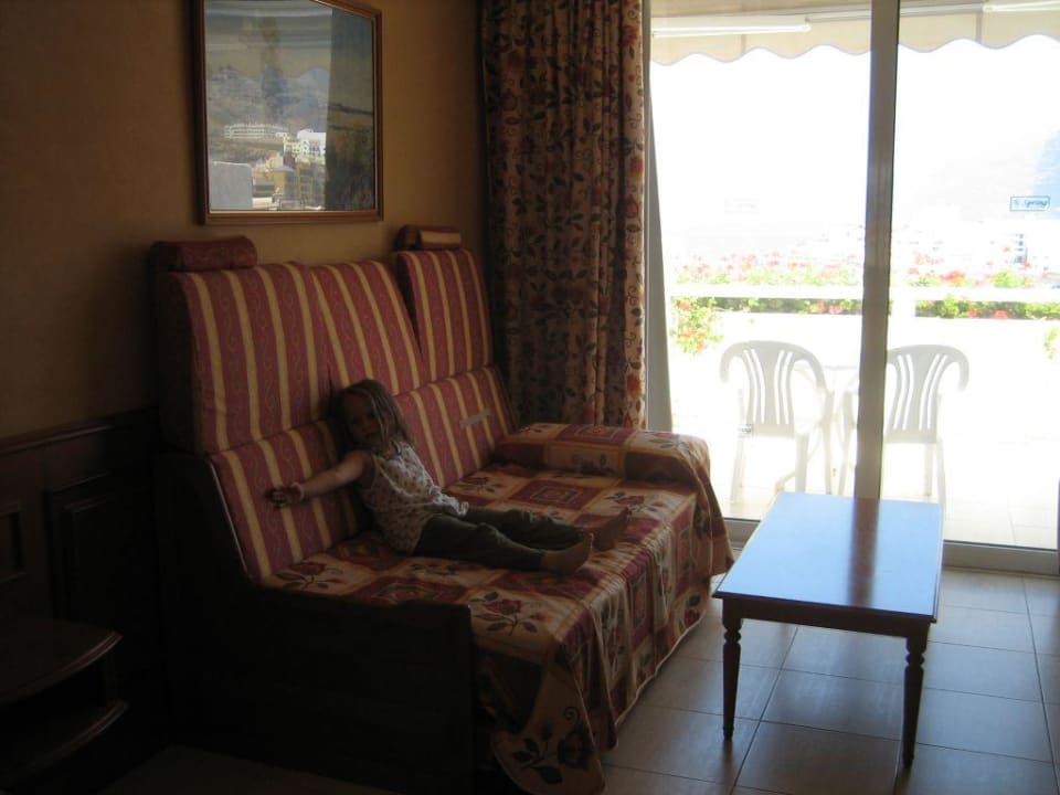 Hotelzimmer, Sofa und Blick zum Balkon Landmar Playa La Arena