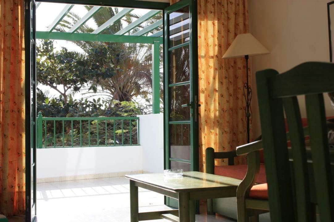 Blick nach draussen auf die Terrasse Caybeach Sun