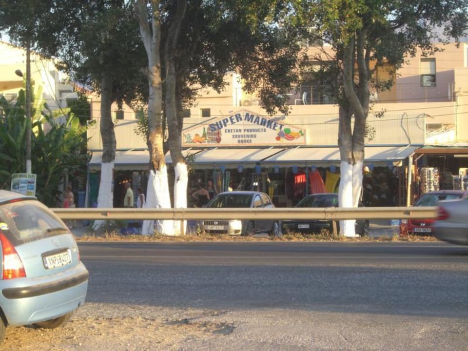 Die Flaniermeile gegenüber der Nationalstraße Vantaris Luxury Beach Resort