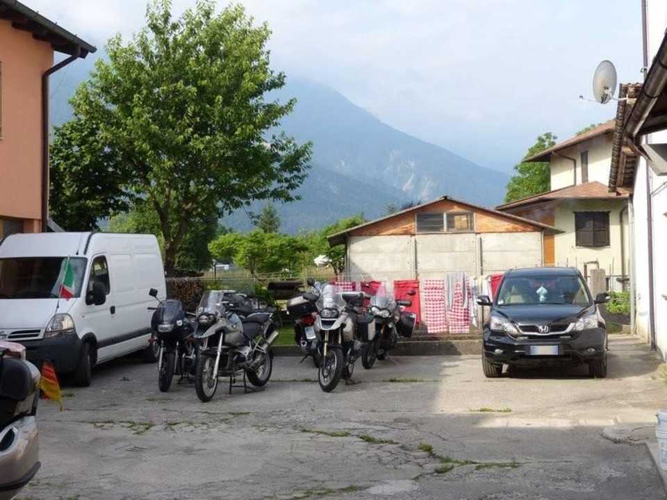 Innenhof und Parkmöglichkeit Pension Alla Pineta