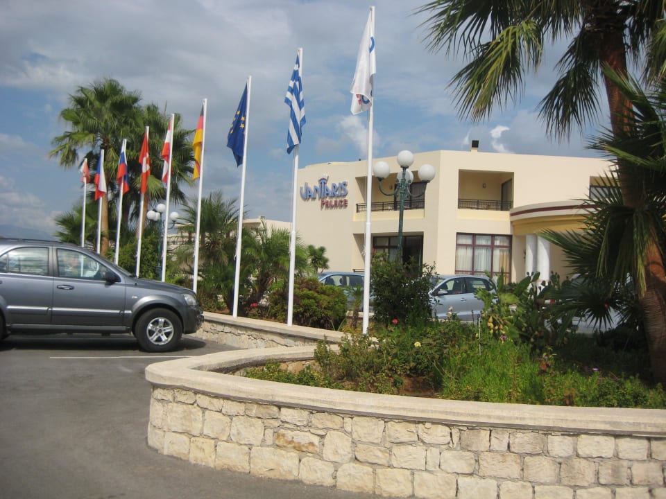 Vor dem Hotel Vantaris Palace