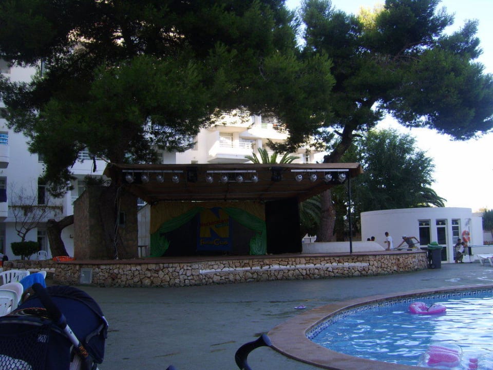 Die Bühne direkt neben dem Pool Hotel Palia Sa Coma Playa