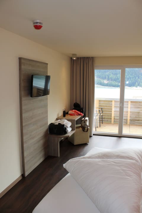 Zimmer mit TV und Schreibtisch zum Balkon Aktiv Hotel Edelweiss