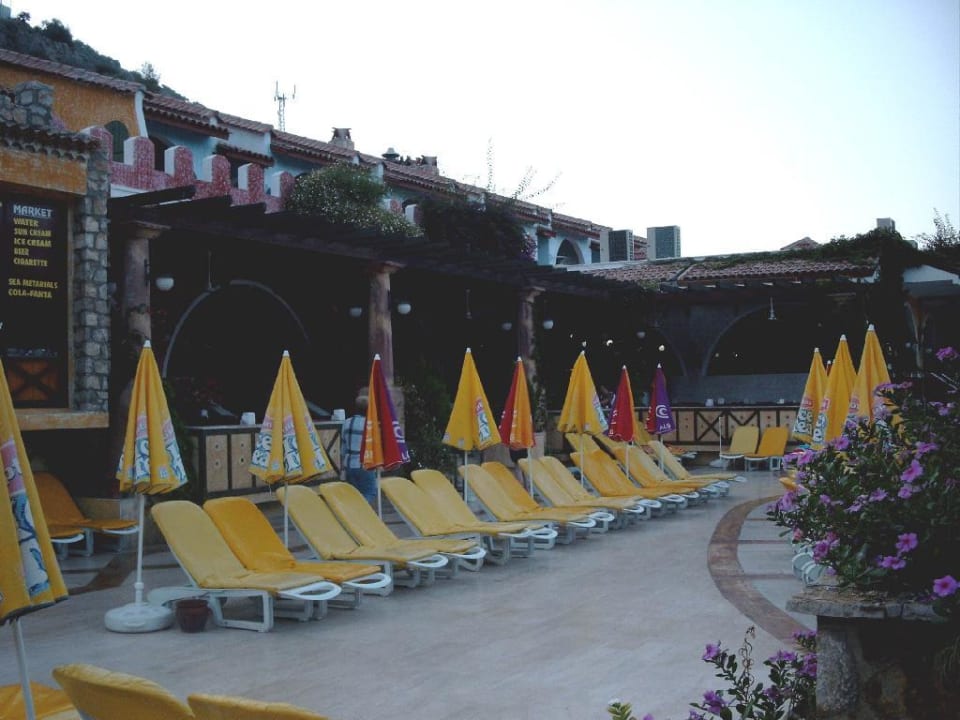 Essensbereich am Pool Ölüdeniz Beach Resort by Z Hotels