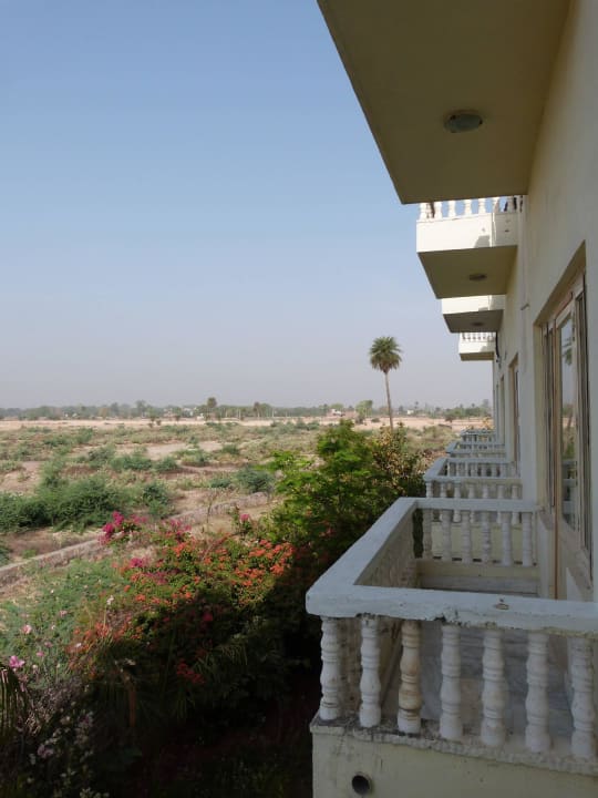 Balkone hinten raus zum Brachland Hotel Surya Vilas Palace