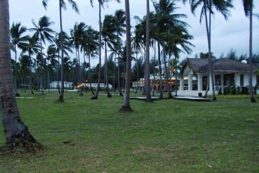 Blick vom Strand zum Restaurant Kantary Beach Hotel - KHAO LAK